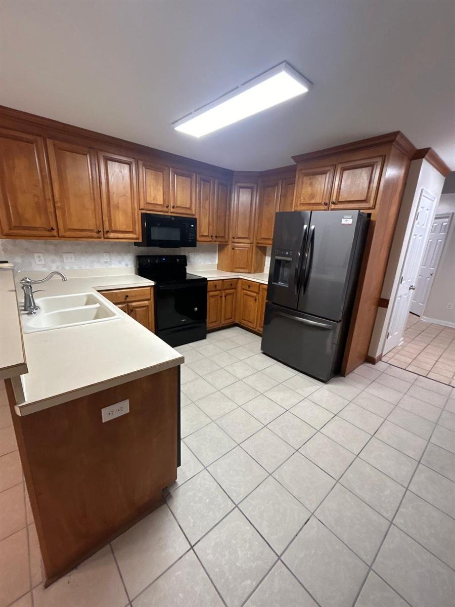 Kitchen cleaned by S&L Fresh Cleaning, with spotless countertops and floors